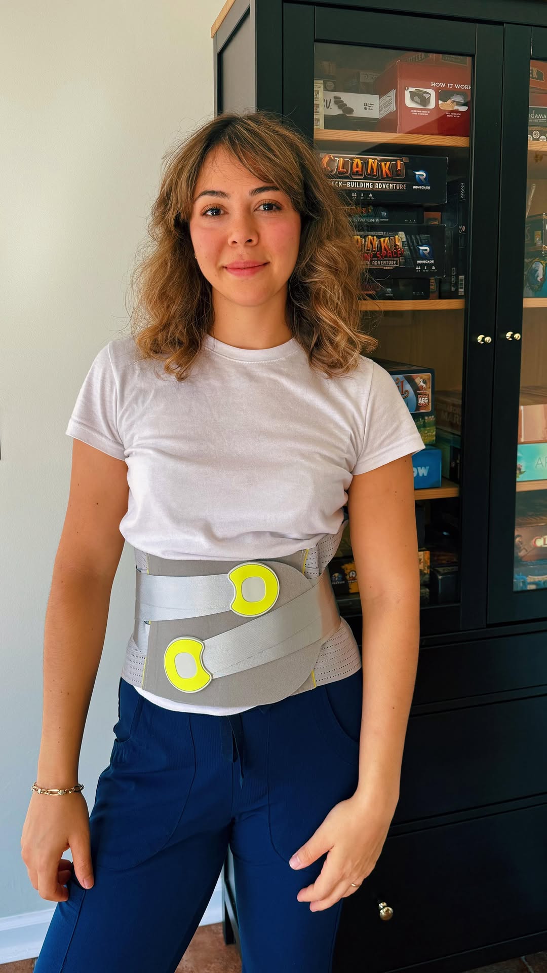 A nurse wears an aoFIT lumbar support belt to protect her lower back during long hospital shifts, reducing strain and improving posture.