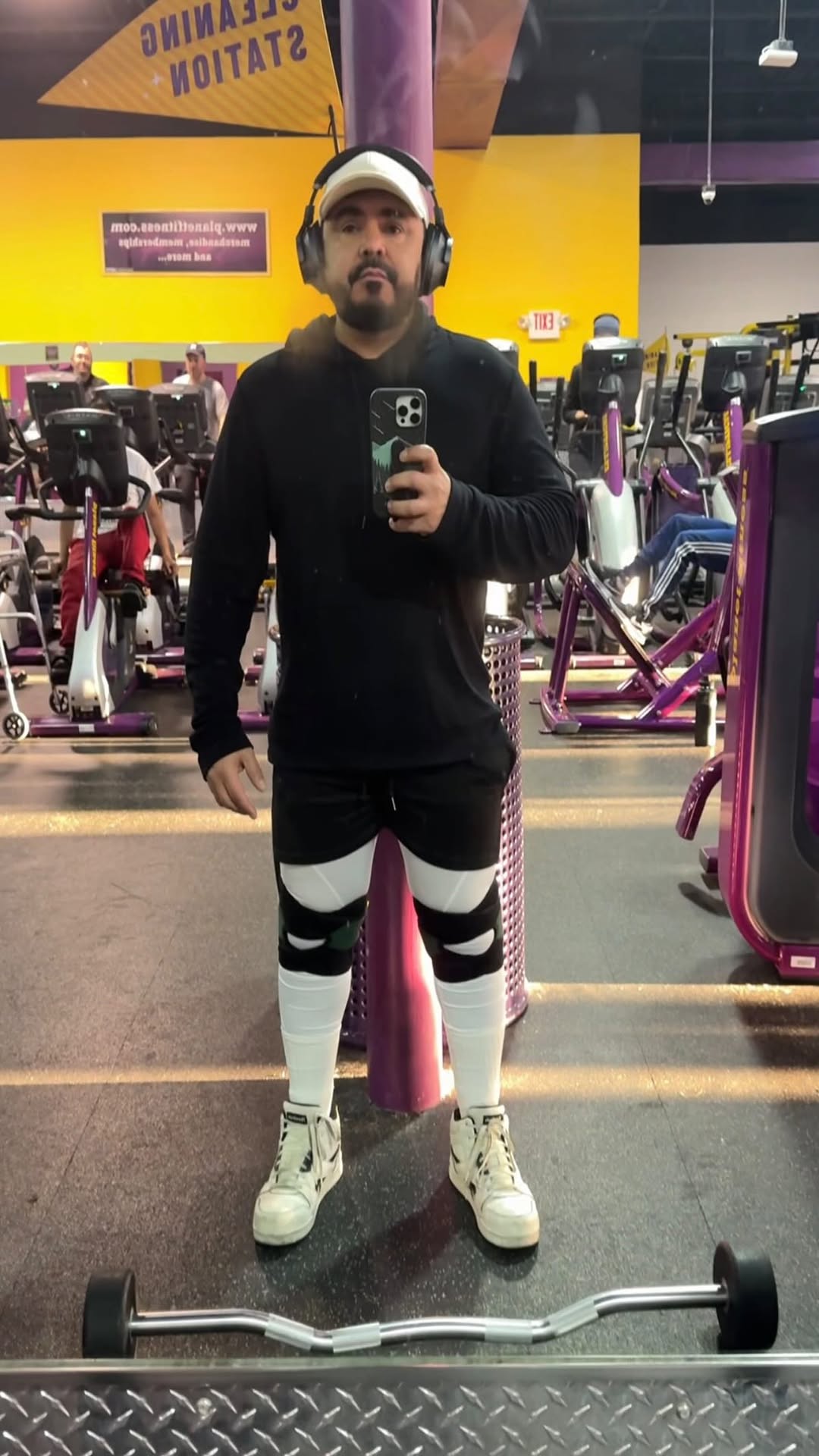 A KOL showcases aoFIT knee braces while exercising, highlighting their support and stability during intense training.