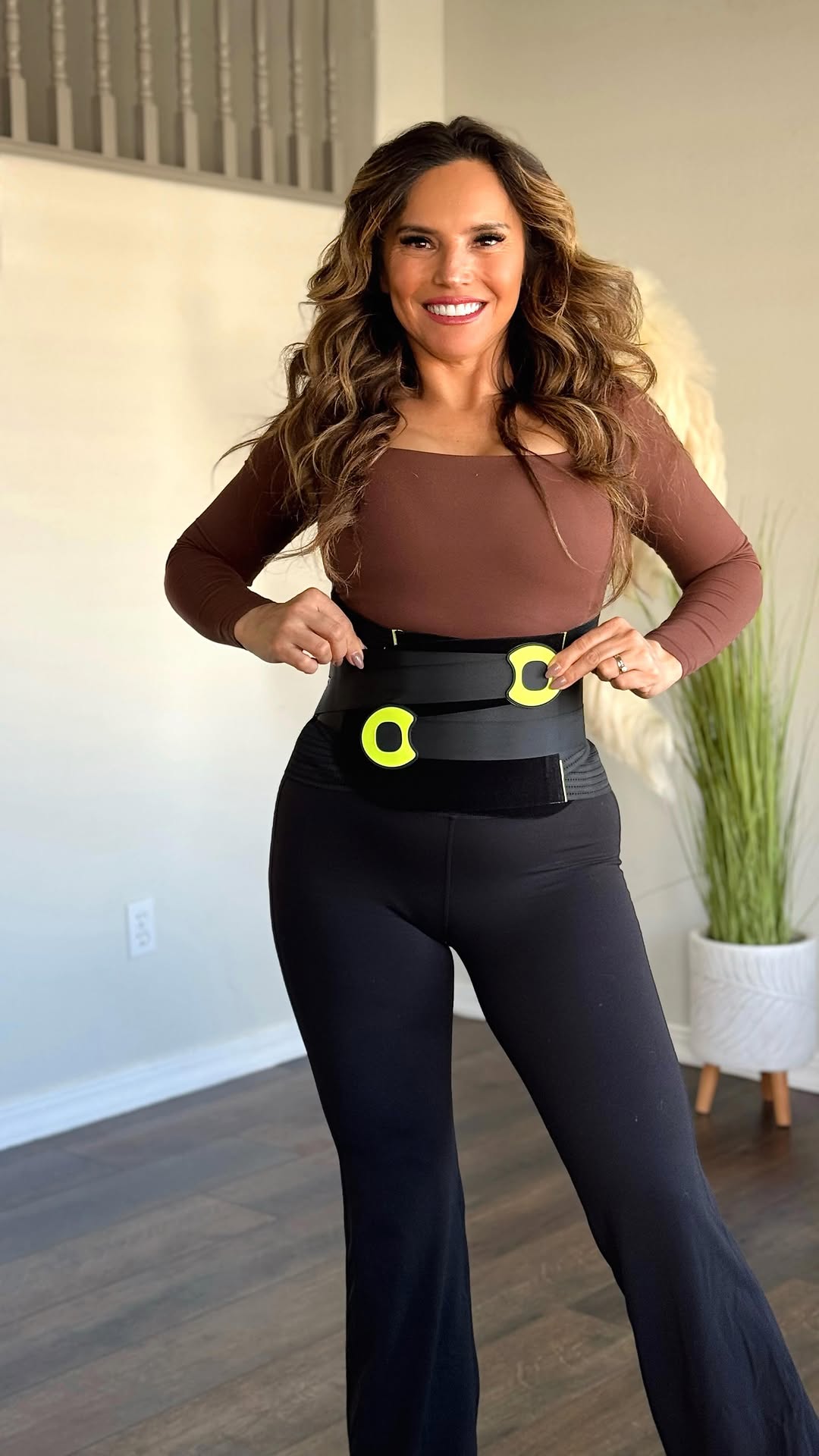 A KOL wears an aoFIT lumbar support belt while working out.