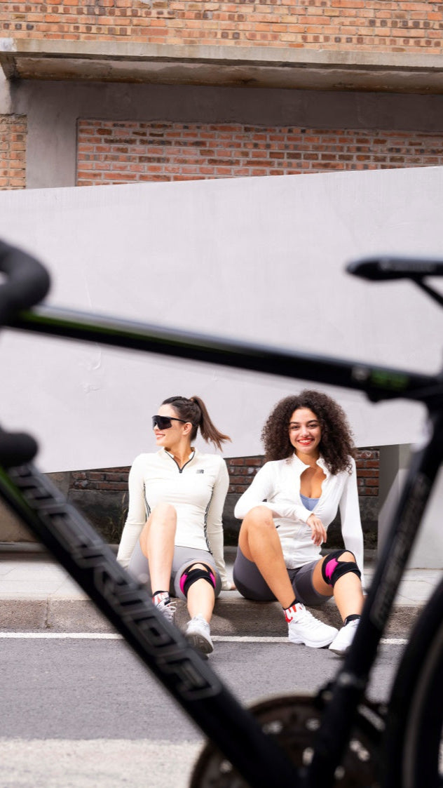 aoFIT Women Sit Together Smiling